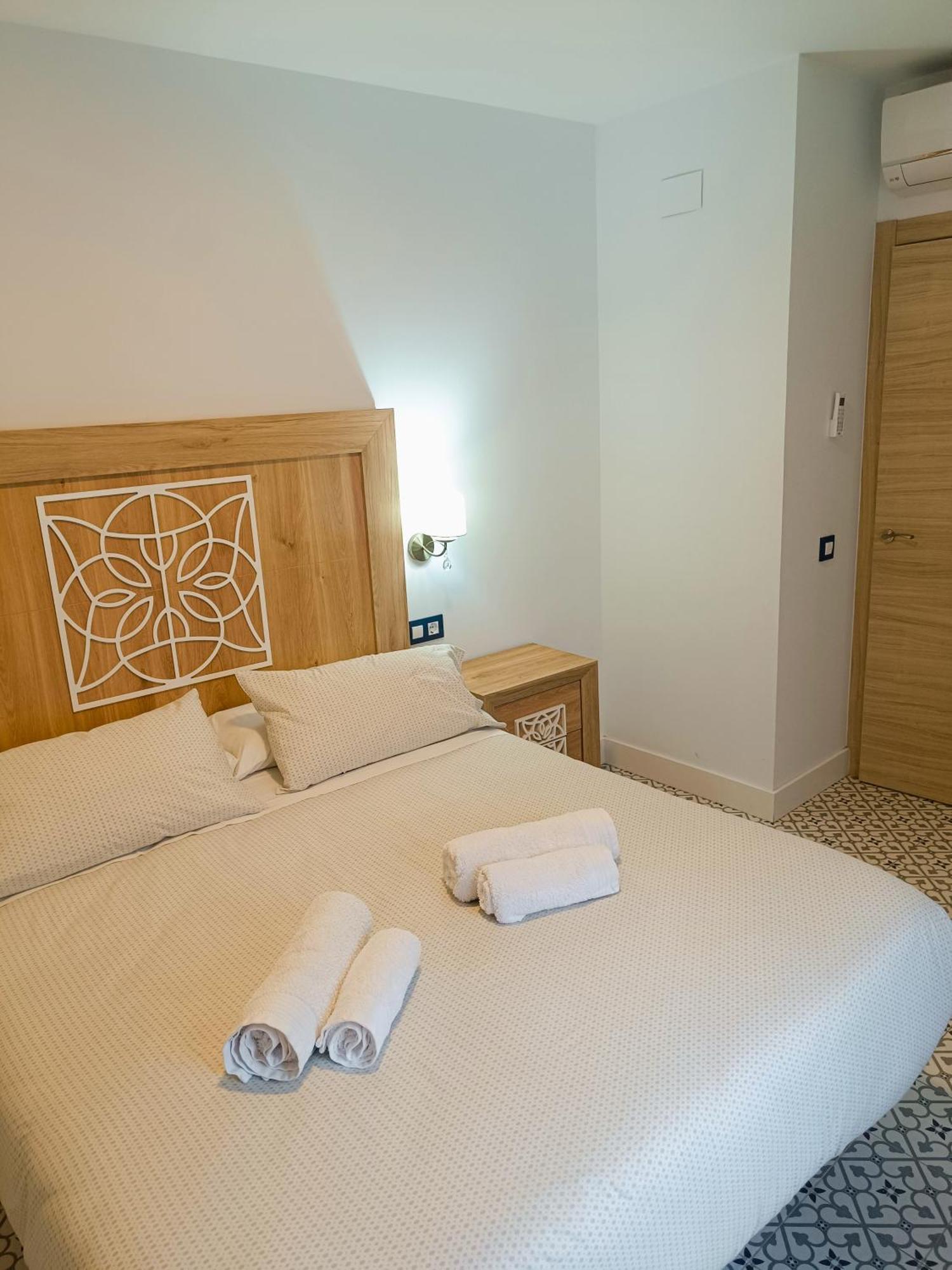 Al-Qazeres Suites Касерес Экстерьер фото